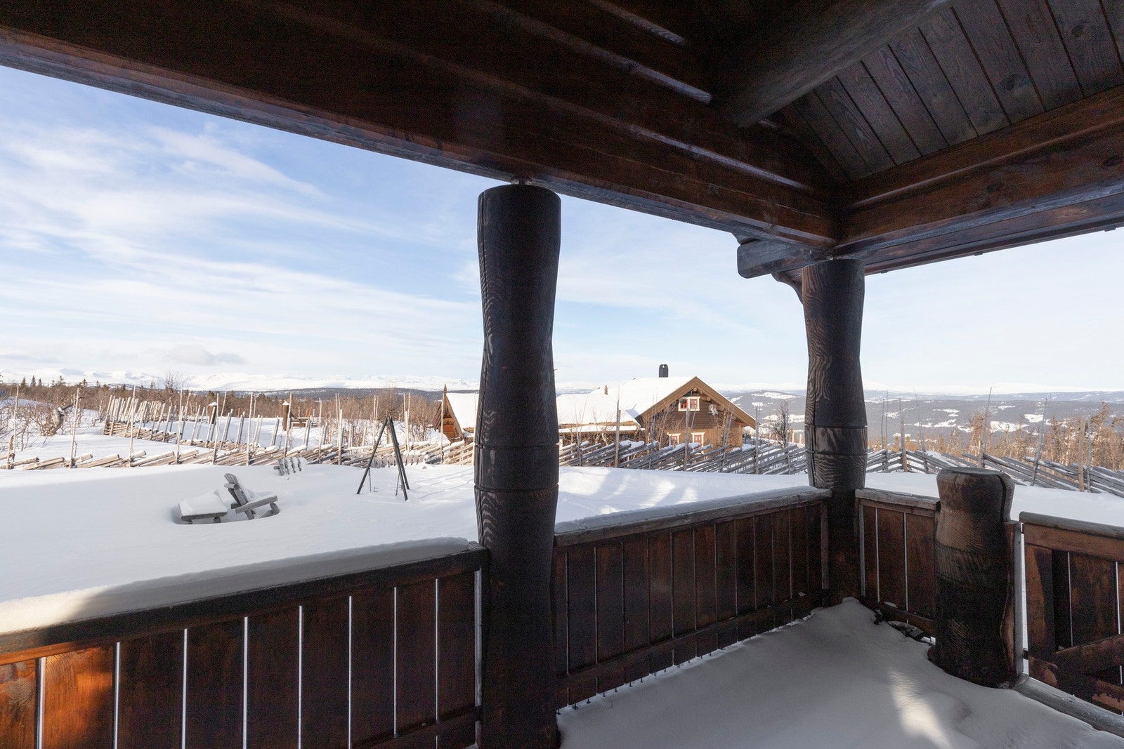 Fra terrassen kan solnedgangen nytes og denne flotte utsikten Galleribilde