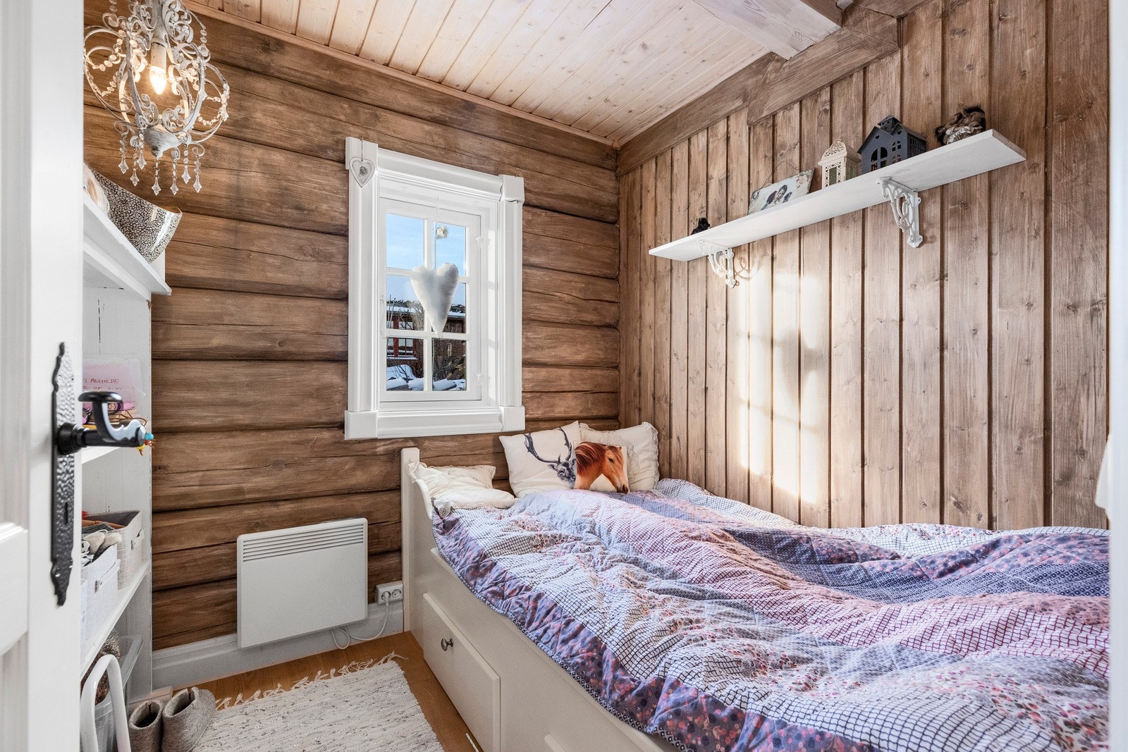 Soverom to og tre med plass til seng og kommode Galleribilde