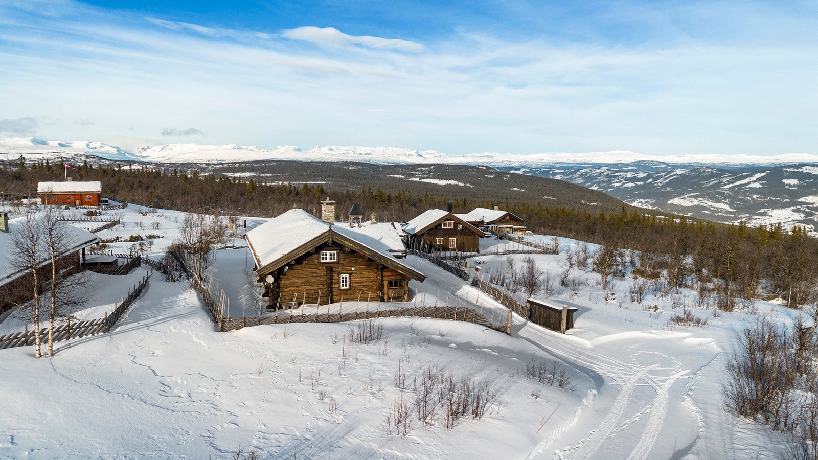 Fantastisk utsikt mot noen av Jotunheimens fjelltopper Galleribilde
