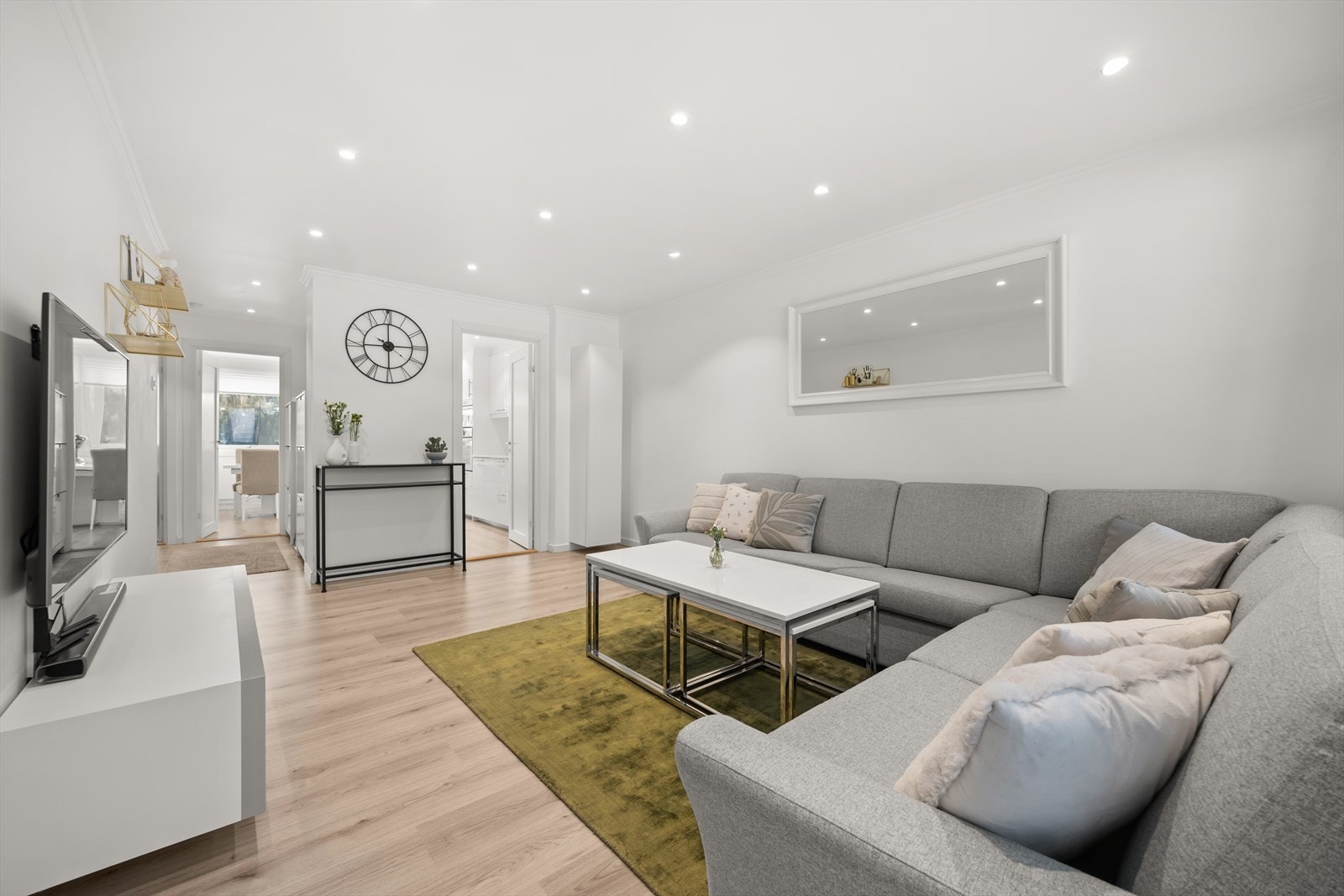 Flott stue med god plass for romslig sofagruppe med tilhørende tv-møblement Galleribilde