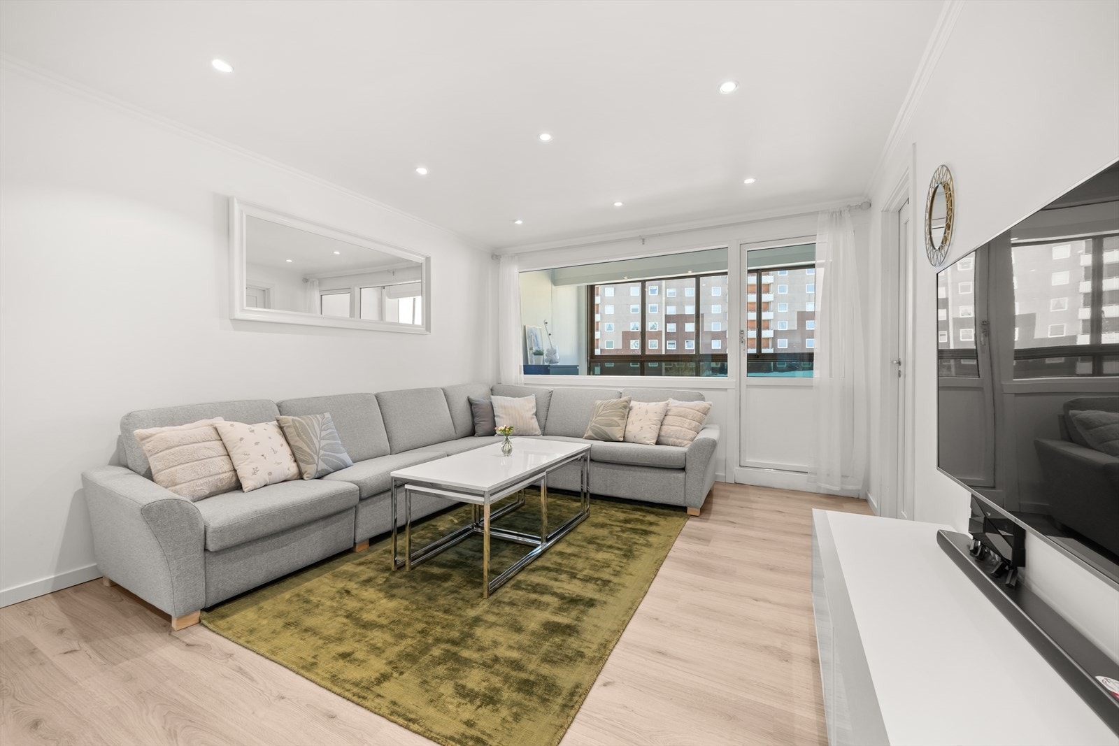 Stuen er oppgradert med nytt gulv, gips på vegg og innfelte downlights i tak Galleribilde