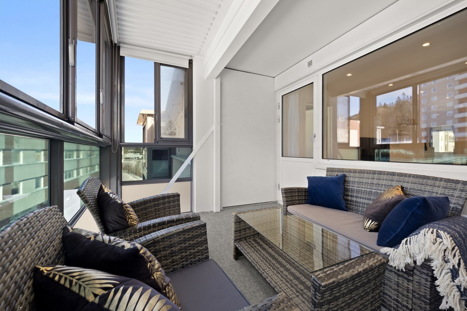 Den innglassede balkongen er som en forlengelse av stuen, og kan brukes både sommer og vinter Galleribilde