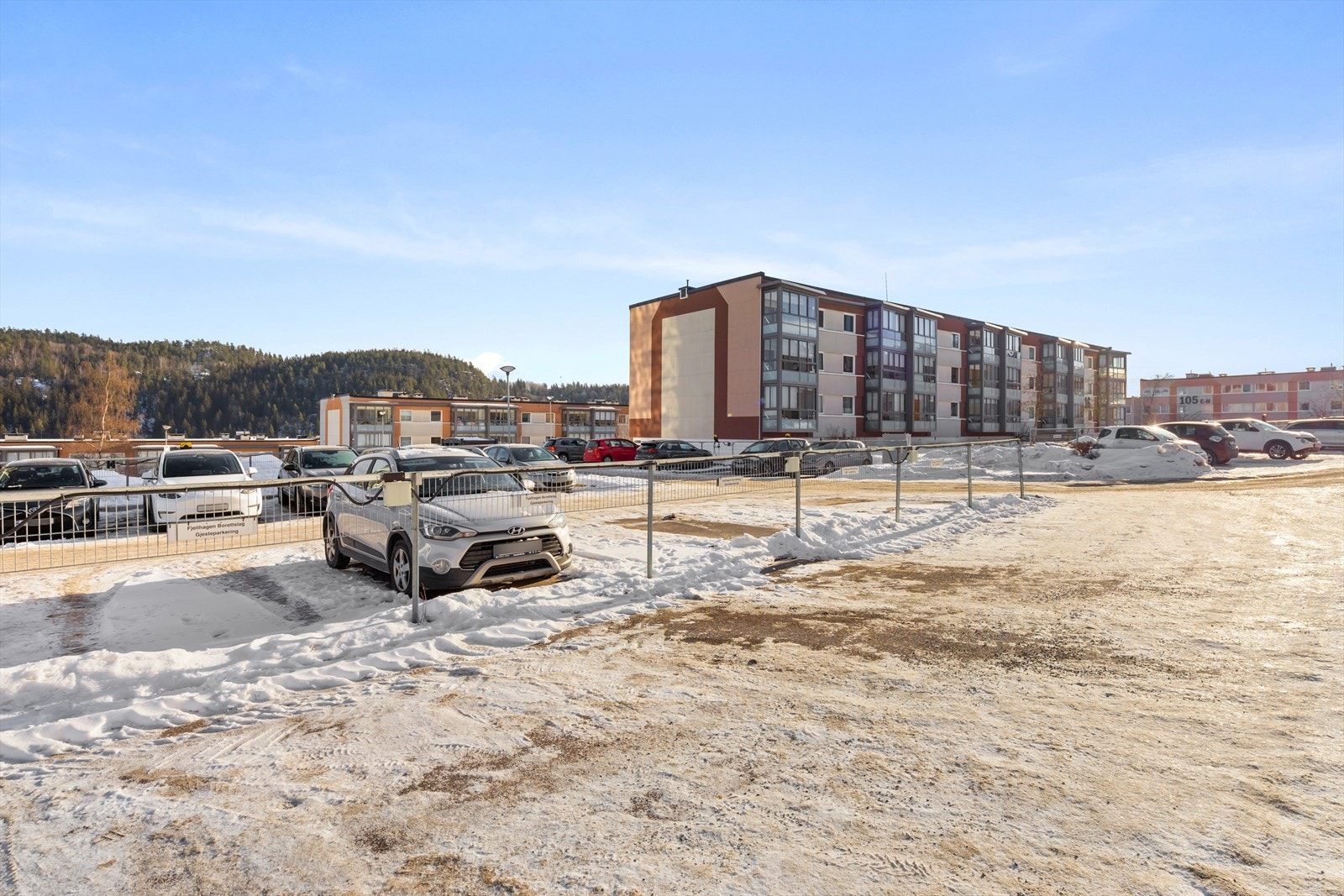 Det er mulighet for parkering etter venteliste (526 plasser fordelt på 550 leiligheter) Galleribilde