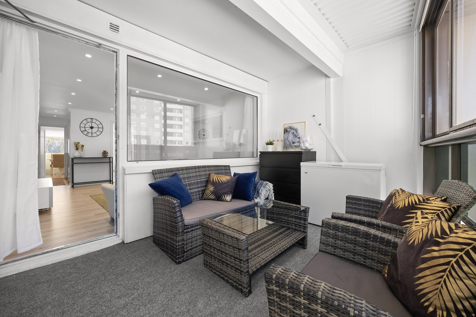 Fra stuen er det adkomst til innglasset balkong på ca 9m2 Galleribilde