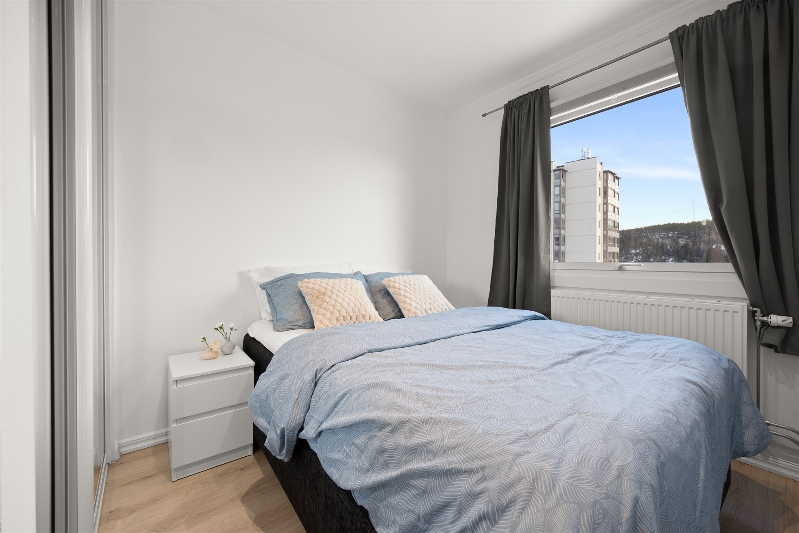 Hovedsoverommet er av god størrelse med plass for dobbeltseng og tilhørende nattbord Galleribilde