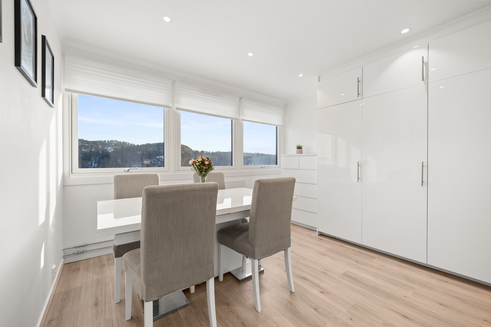 Kjøkkenet har lyse overflater og integrerte downlights i tak Galleribilde