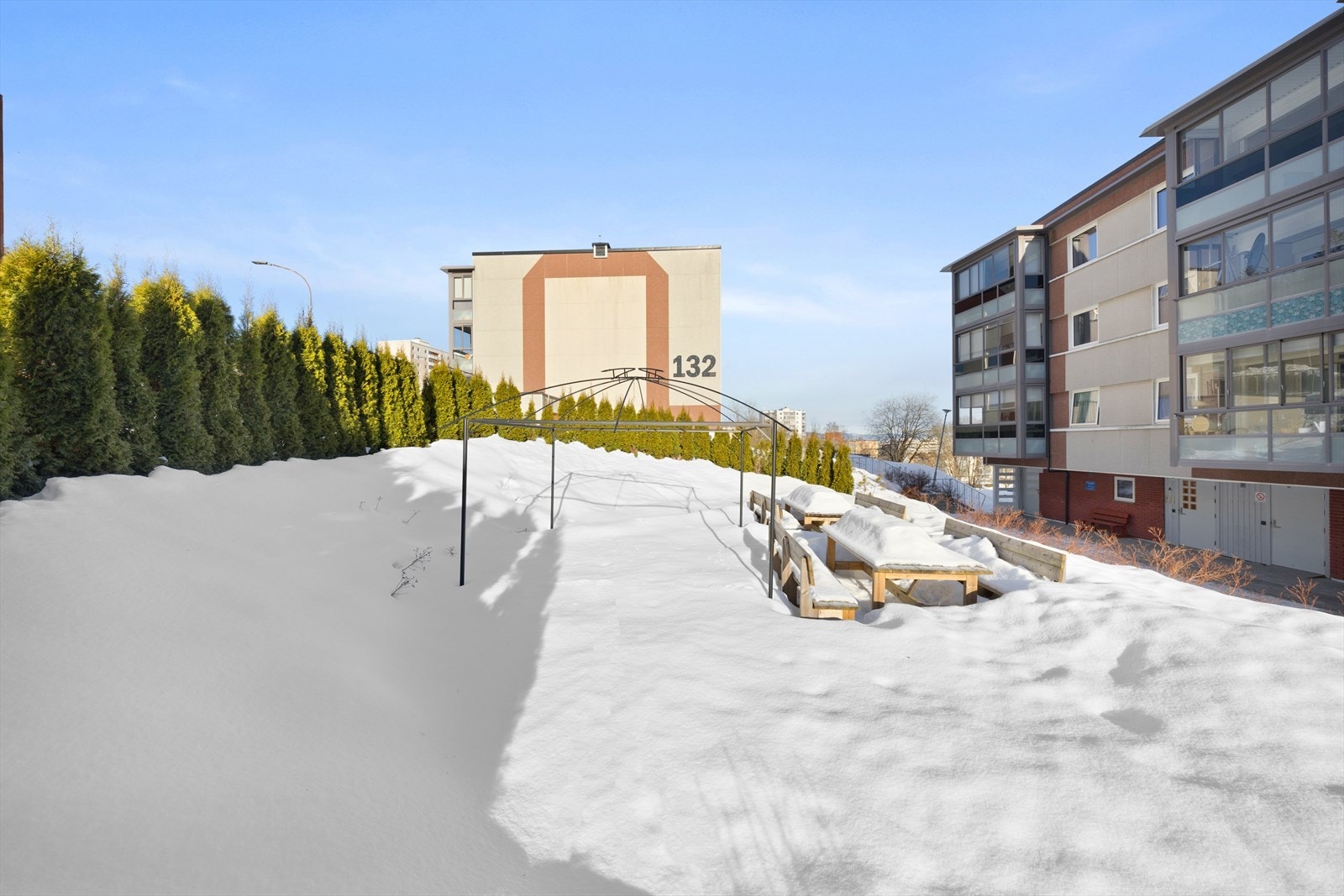 Fine fellesarealer utenfor blokka Galleribilde