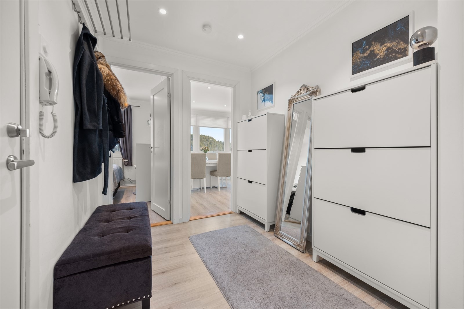 Lys og fin entré med plass for oppbevaring av yttertøy og sko (skoskap medfølger ikke handelen) Galleribilde