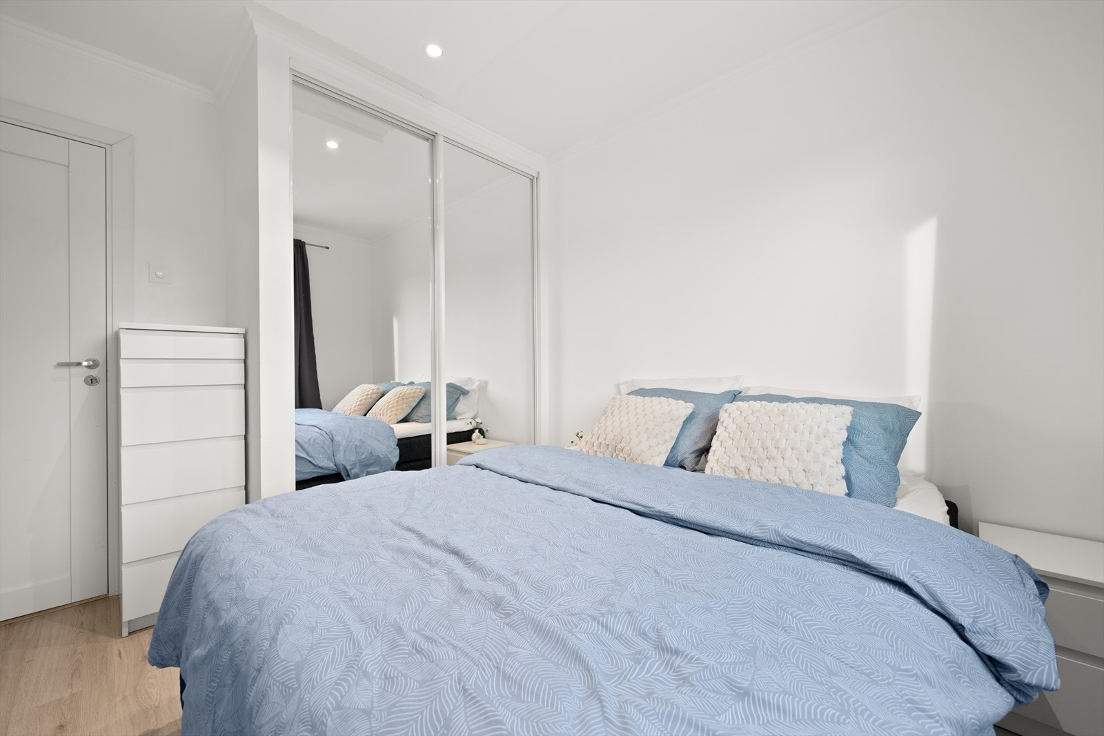 Det er etablert praktisk skyvedørsgarderobe med speildører Galleribilde