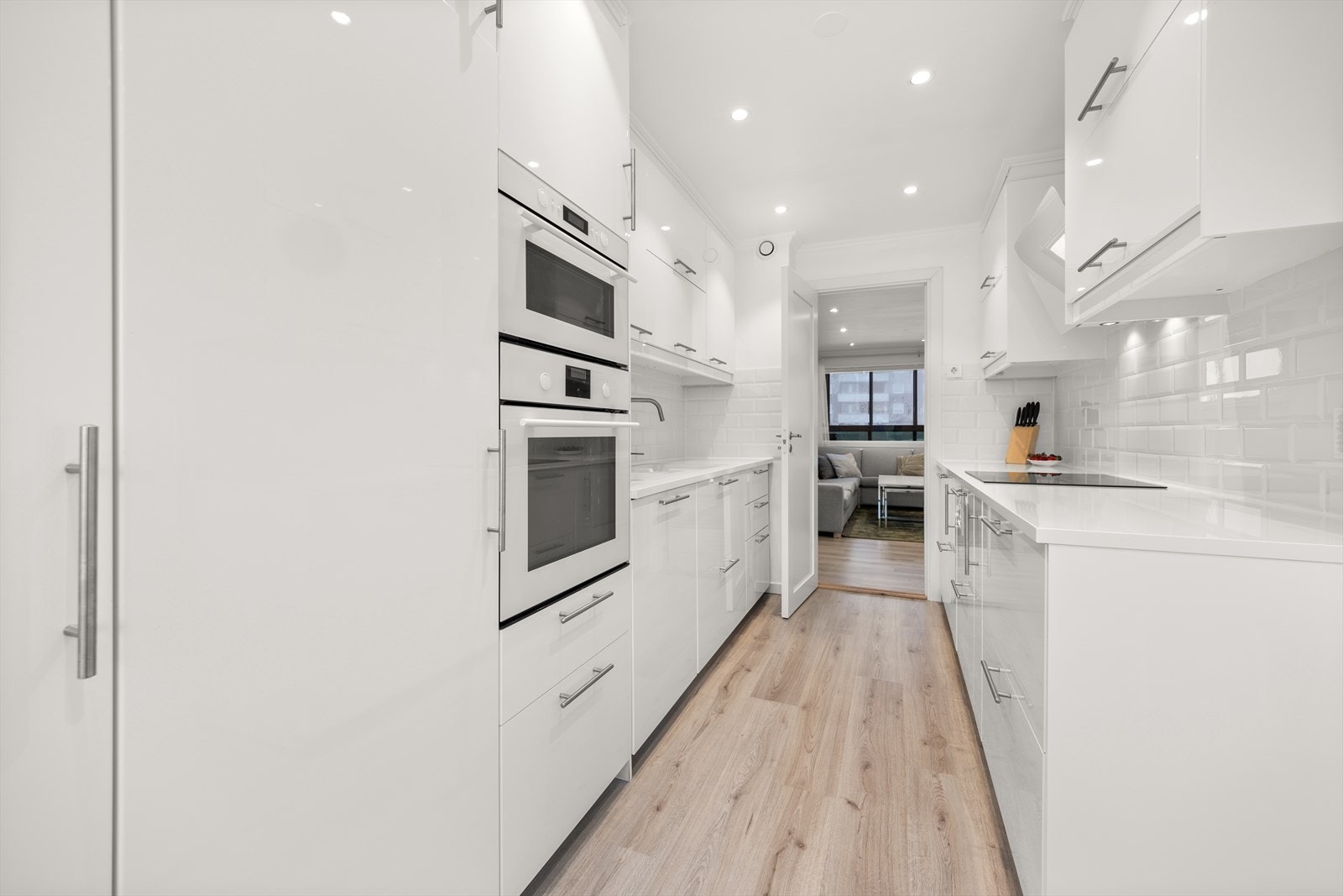 Kjøkkenet har godt med lagringsplass i skuffer og skap Galleribilde