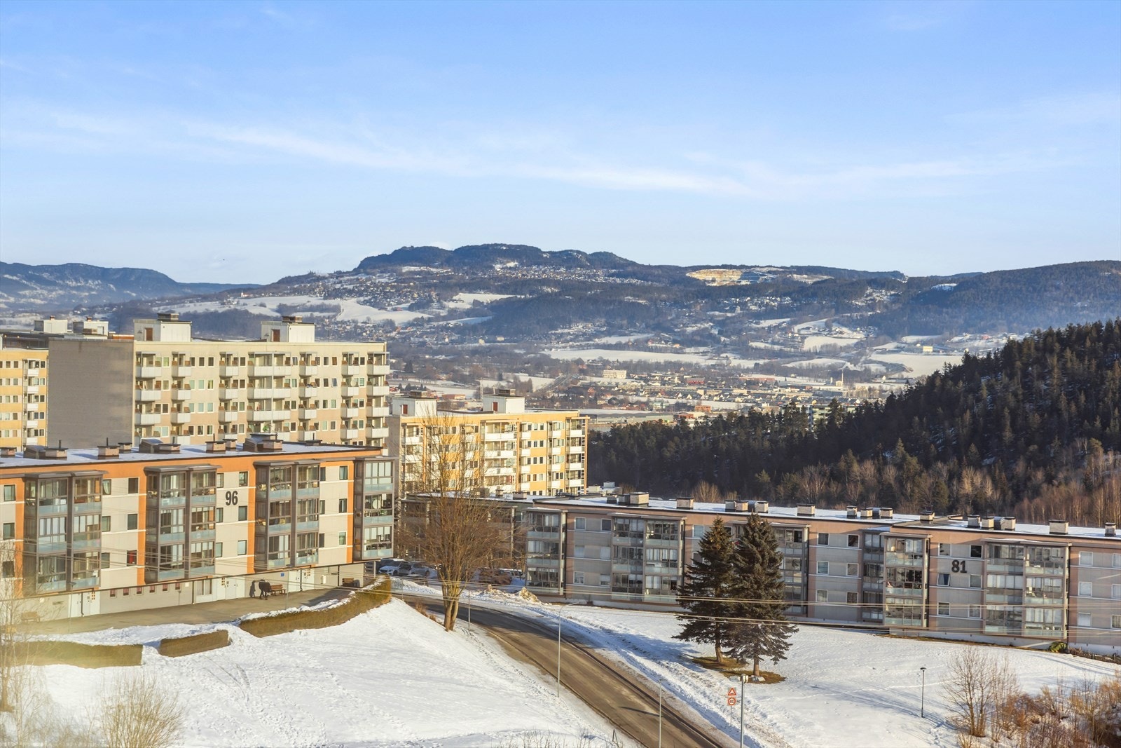 Dette er en flott 3-roms andelsleilighet i 4. etasje med landlig utsikt Galleribilde