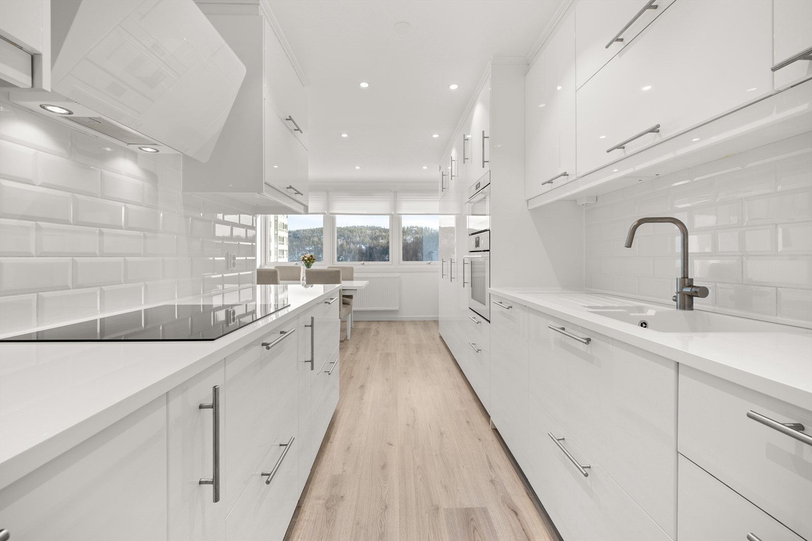 Pent og moderne kjøkken med helintegrerte hvitevarer Galleribilde