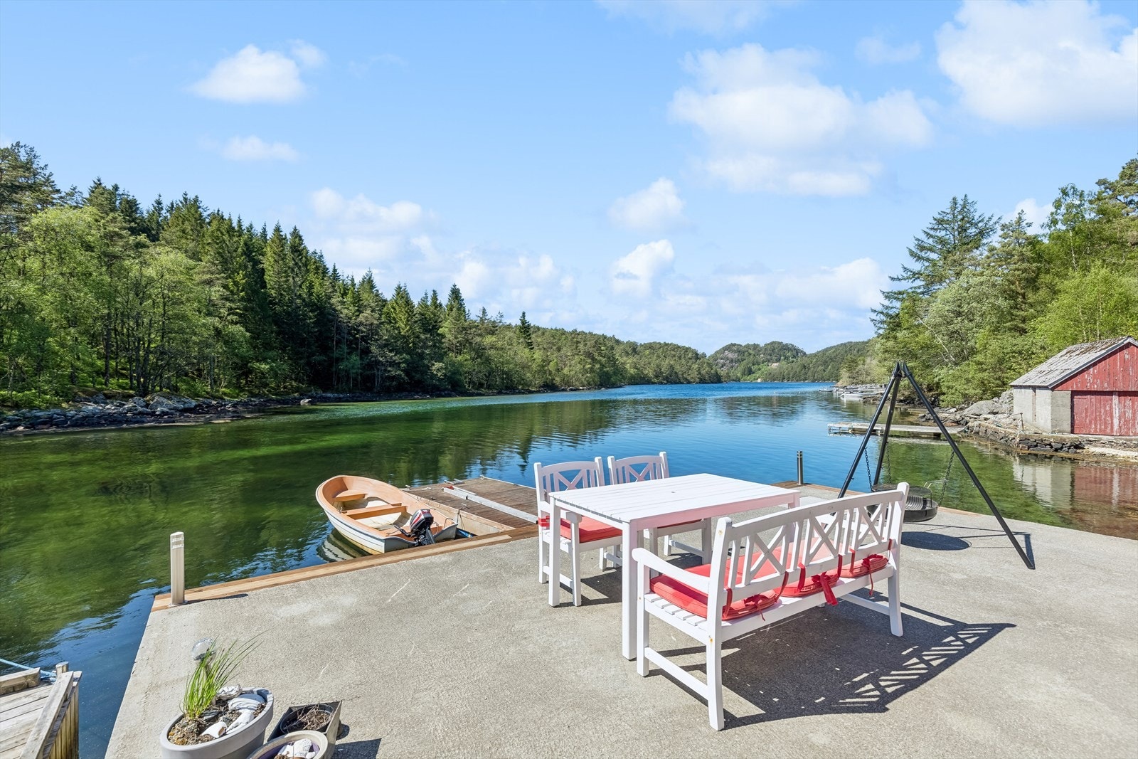Frittstående naust fra 1980 med støpt kai på lødde steiner og tilhørende flytebrygge. Her nytes sommeren fra morgen til kveld. Galleribilde