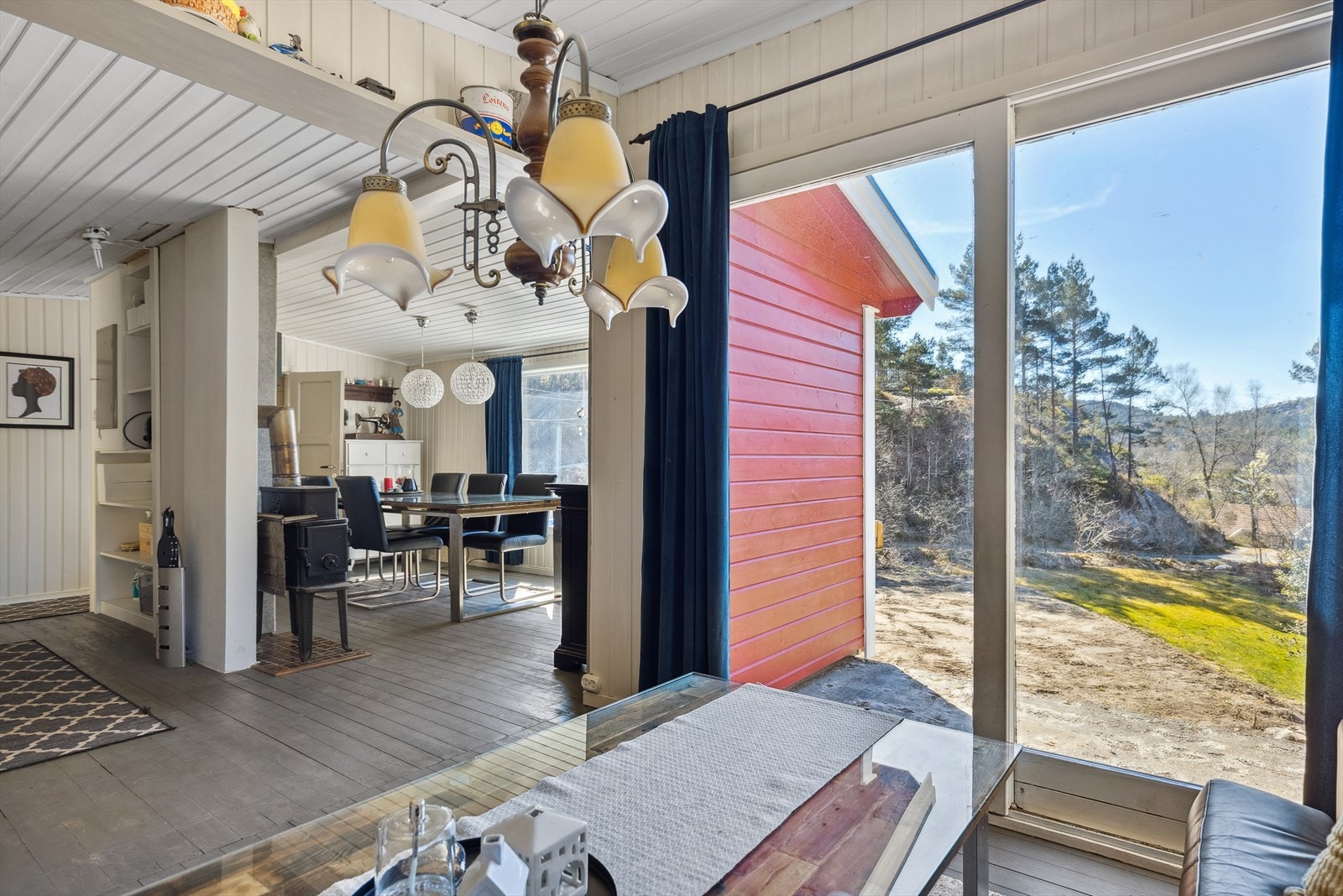 Midt i rommet er det montert en peisovn som varmer godt på kalde dager. Galleribilde