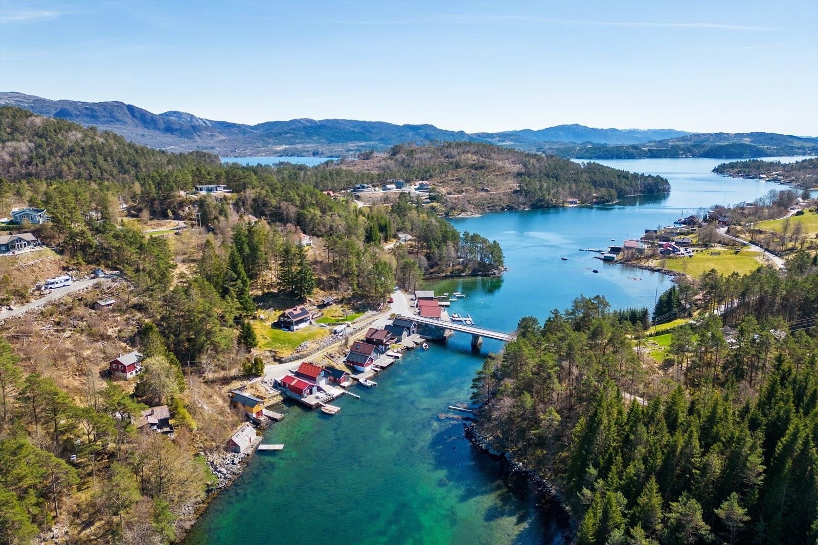 Beliggende rolig til i idylliske og landlige omgivelser med stort naust til Ålfjorden som er et populært feriested. Galleribilde