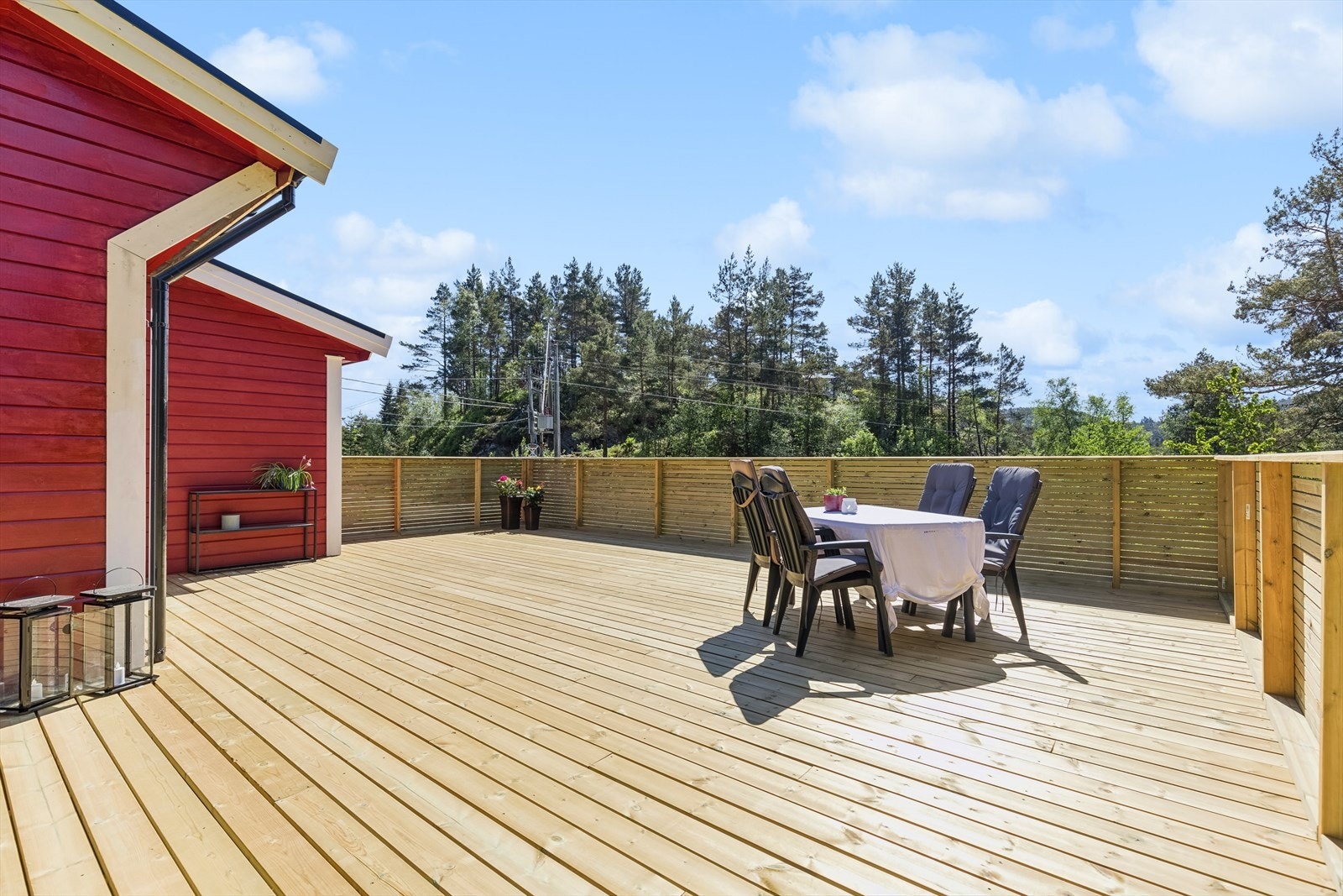 Tilkomst fra stue og terreng i bakkant av hytten, terrassen kan enkelt deles inn i ulike soner etter behov. Galleribilde