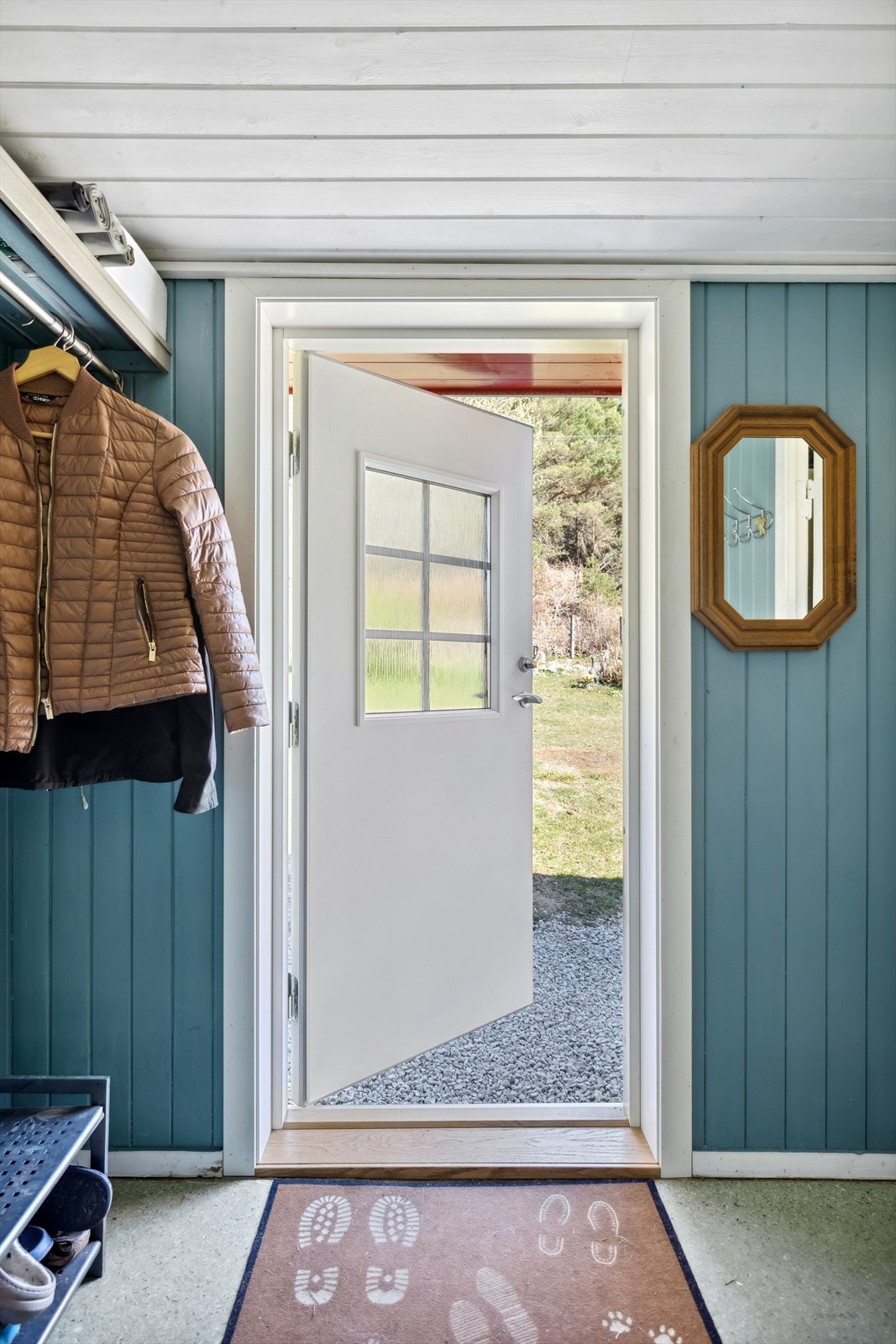 Velkommen inn i entré med plass til oppbevaring av yttertøy og sko. Galleribilde