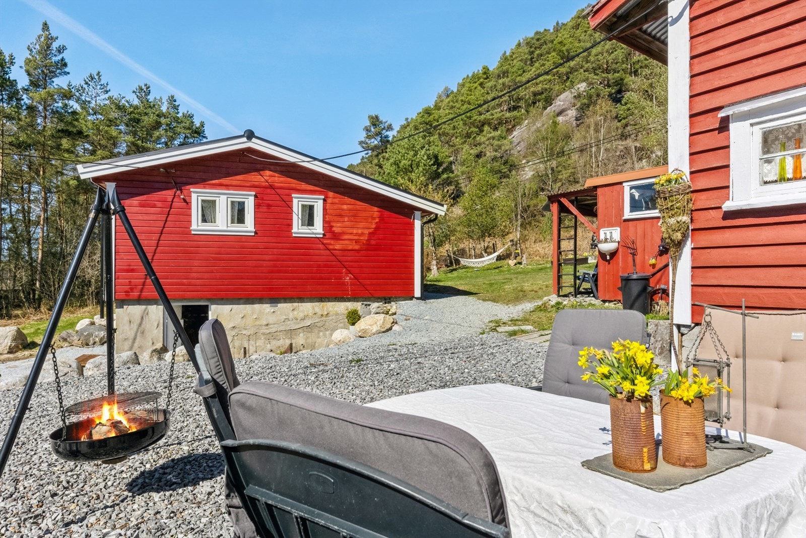 Hytten har en lun og skjermet beliggenhet. Her ligger alt til rette for ro og hygge. Galleribilde