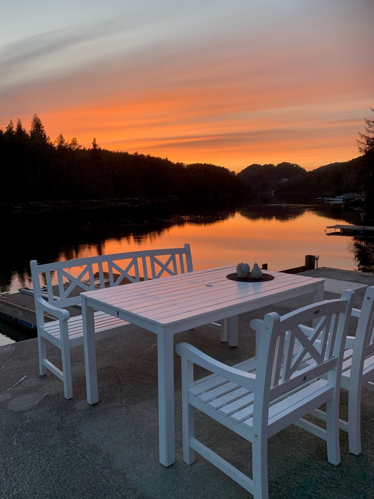 Idyllisk! Eiendommen ligger solrikt til i landlige, naturskjønne omgivelser like ved Ålfjorden med dens yrende båtliv. Foto tatt av selger. Galleribilde