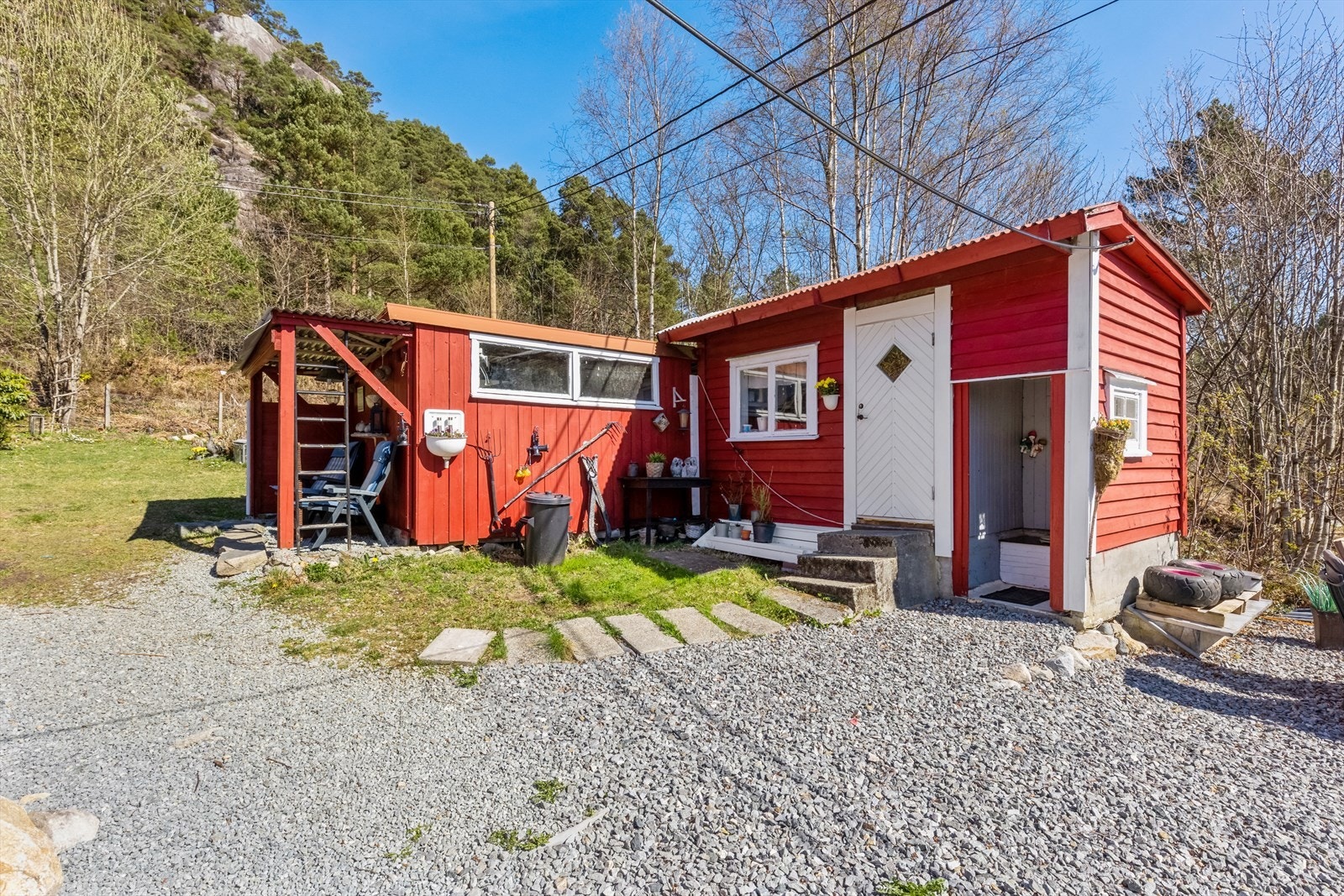 Praktisk bygg som gir godt med lagringsplass både innvendig og utvendig under tak, her er det også utedo. Galleribilde
