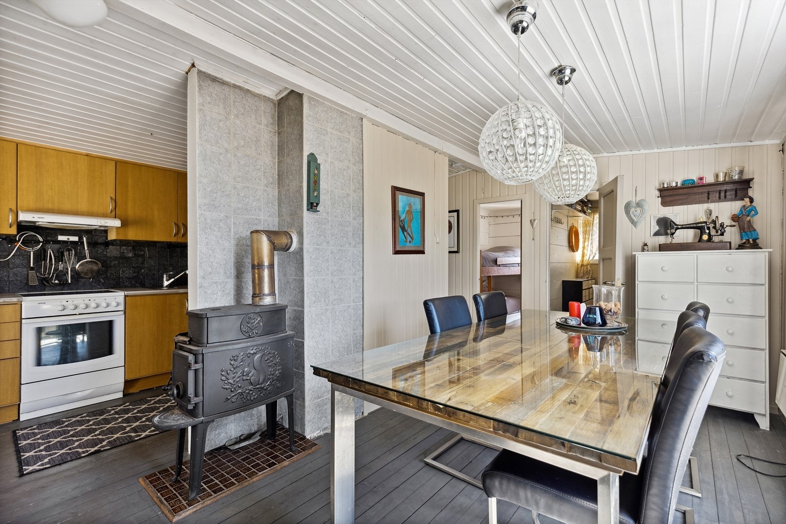 Delvis åpen løsning mellom kjøkken og spisestue. Galleribilde