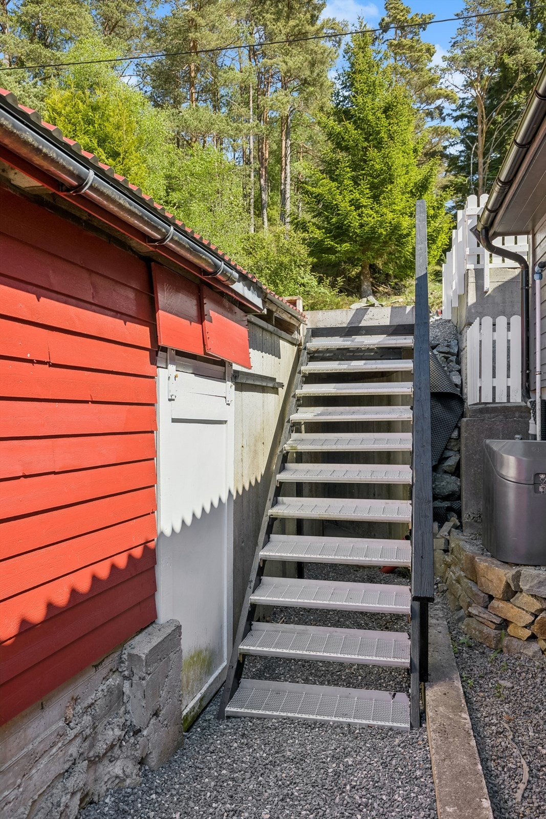 Nyetablert, praktisk trapp på siden av naustet for enkel tilkomst. Galleribilde