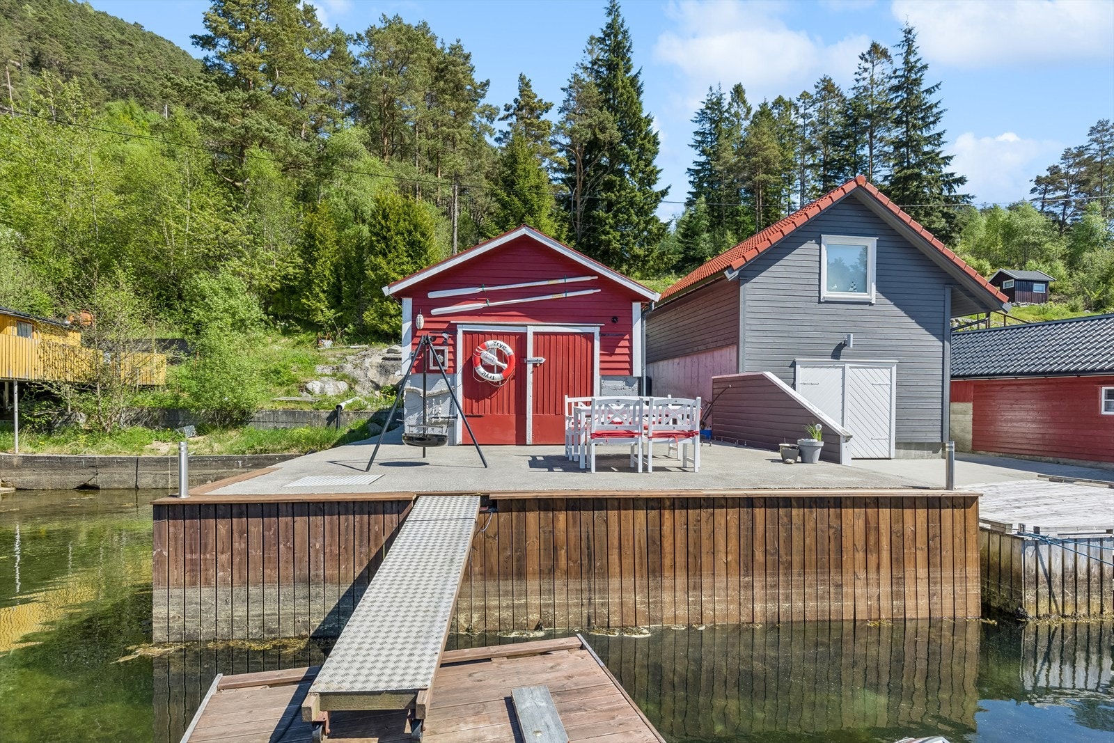 Kai og flytebrygge er av nyere dato. Kaien er bygd høyere for å tåle flo bedre. Galleribilde