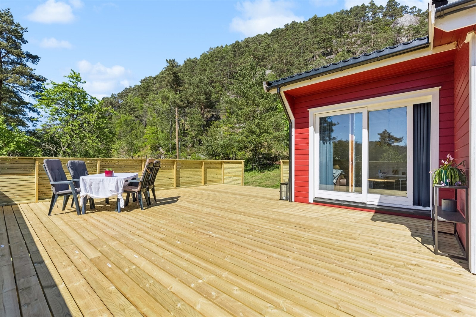 Nyetablert terrasse på 54 kvm, den perfekte plass å nyte flotte sommerdager. Galleribilde