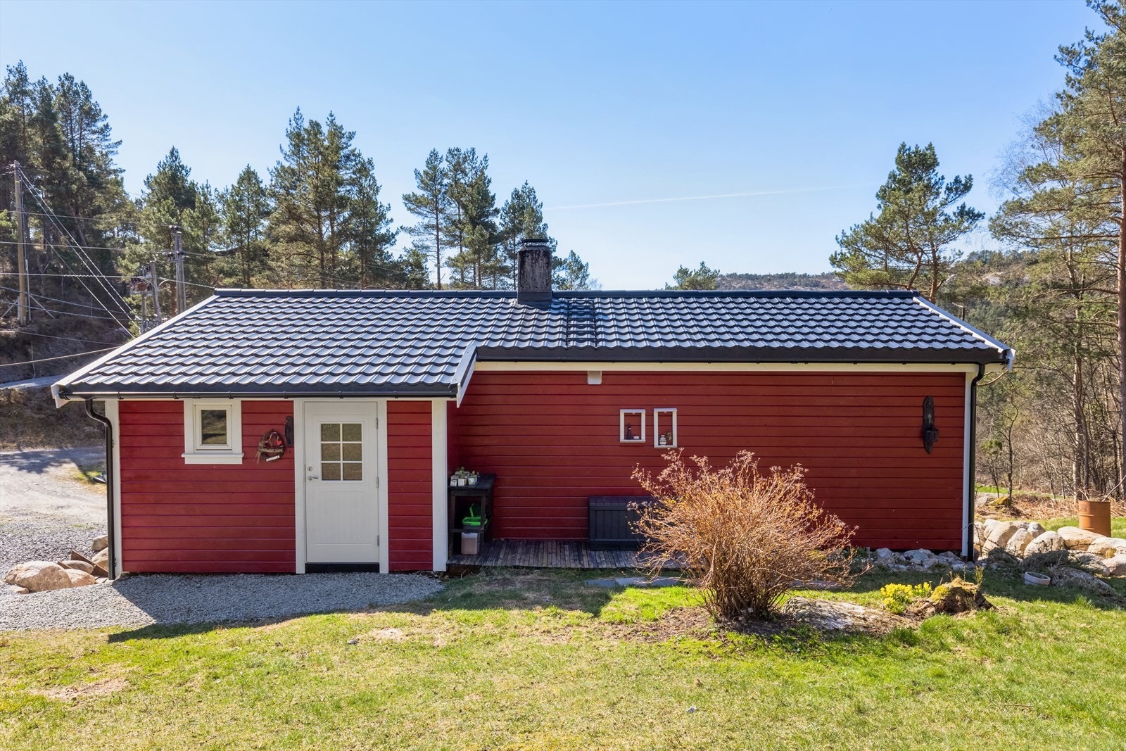 Koselig hytte beliggende rolig til i idylliske og landlige omgivelser med stort naust i Ålfjorden som er et populært feriested. Galleribilde