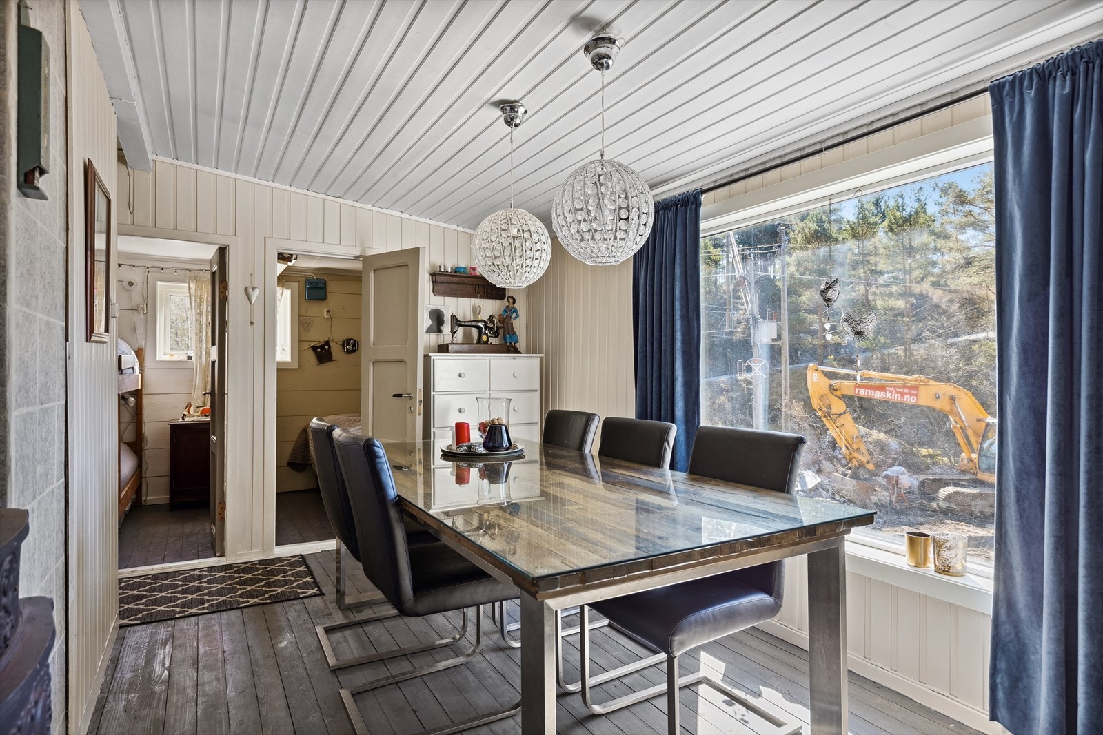 Store vindusflater slipper godt med dagslys inn i rommet. Galleribilde