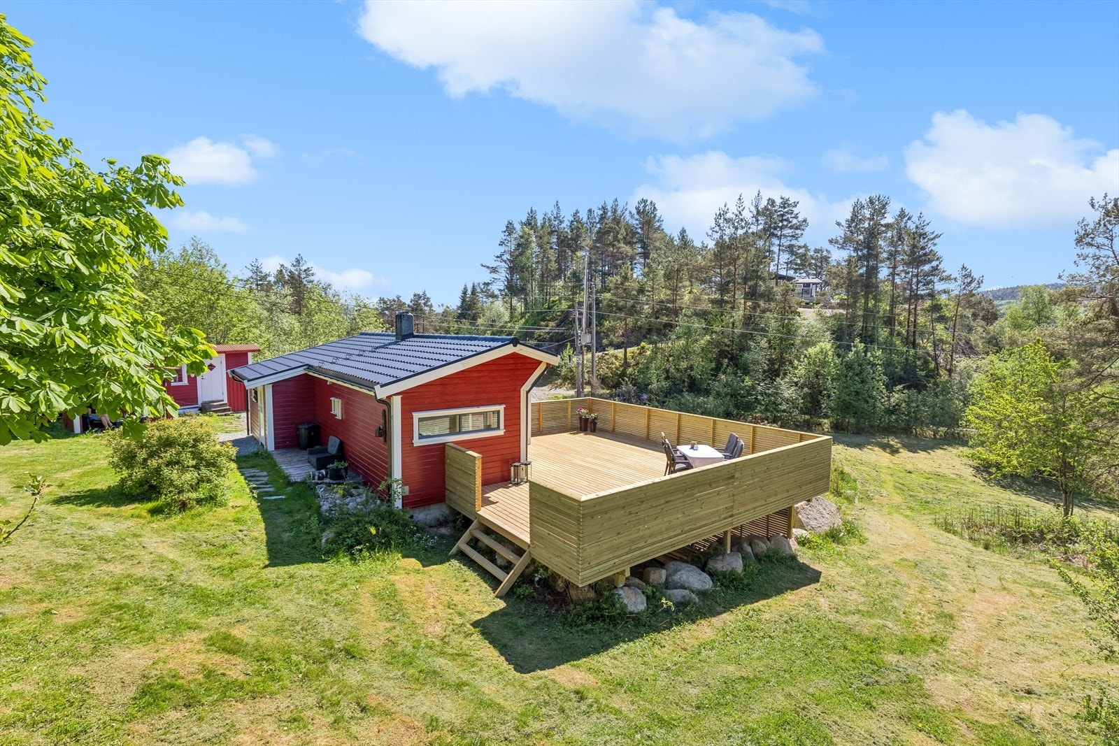 Bilvei helt frem og godt med parkering på tomten eller i gruset oppkjørsel. Stor tomt og skjermet beliggenhet, her er det enkelt å finne roen! Galleribilde