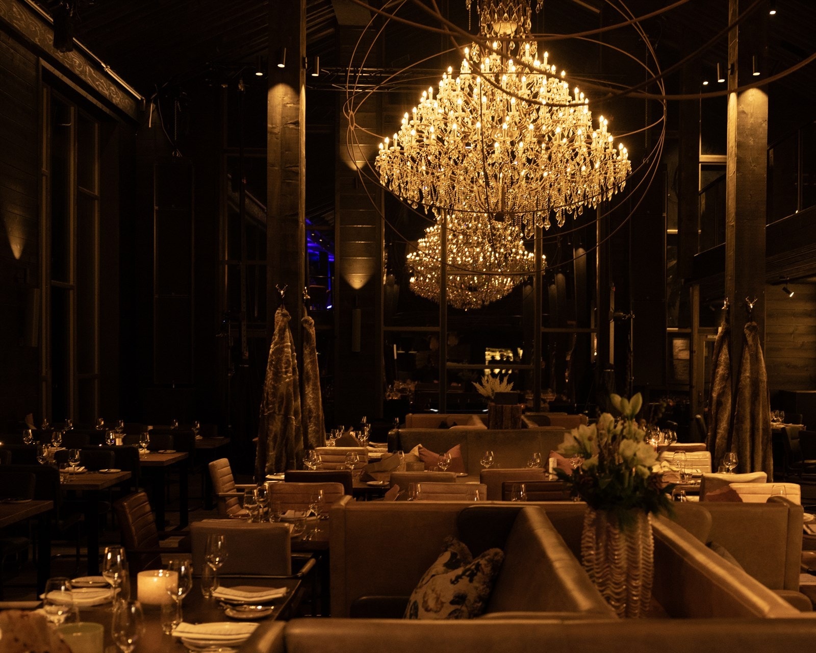 Skigaardens hovedhus består av flere servicetilbud med en kaffebar, tre restauranter, hotellfasiliteter mv. Galleribilde