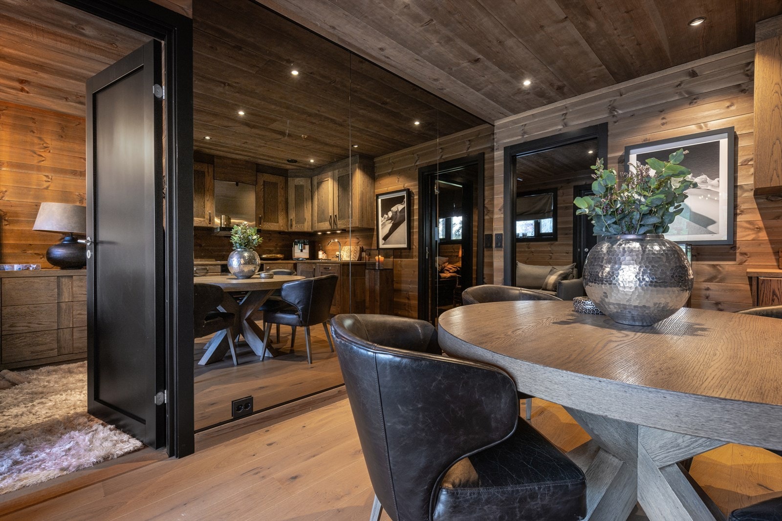 Deler av vegg i oppholdsrom er prydet med sotet speil som gir god lyseffekt og romfølelse. Galleribilde