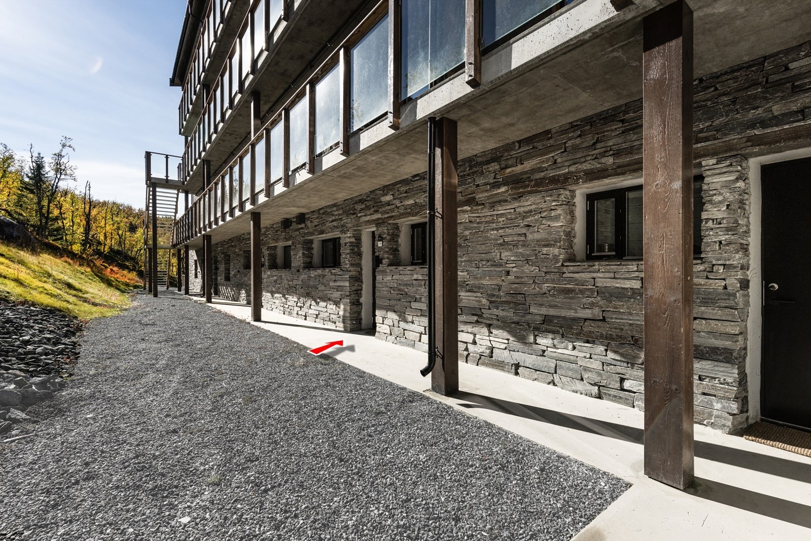 Leiligheten har ski inn/ut fra inngangspartiet. Her kan skiene parkeres på utsiden mens lunsjen nytes. Galleribilde