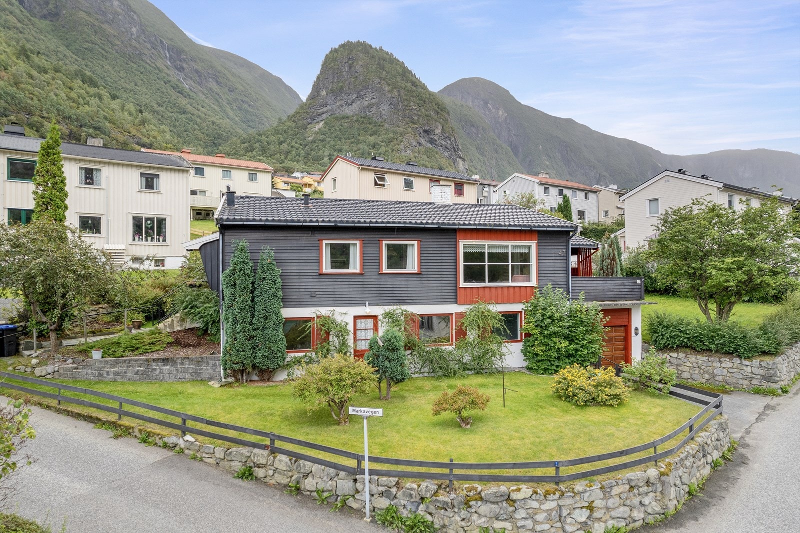 Ein familievennkeg og koseleg bustad med gjennomgåande behov for oppgradering og modernisering, men eit perfekt utgangspunkt for deg som ynskjer å skape din draumeheim! Galleribilde