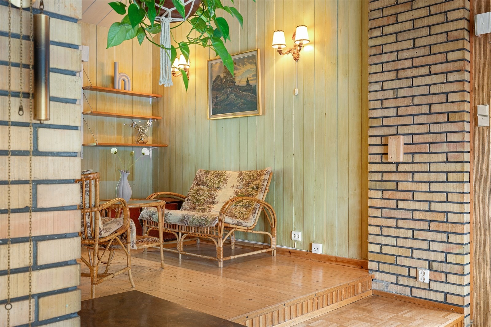 Bustaden er bygd i kjent "funkisstil" med trappetilkomst til ei ekstra peisstove der ein kan trekke seg litt tilbake i fred og ro. Galleribilde