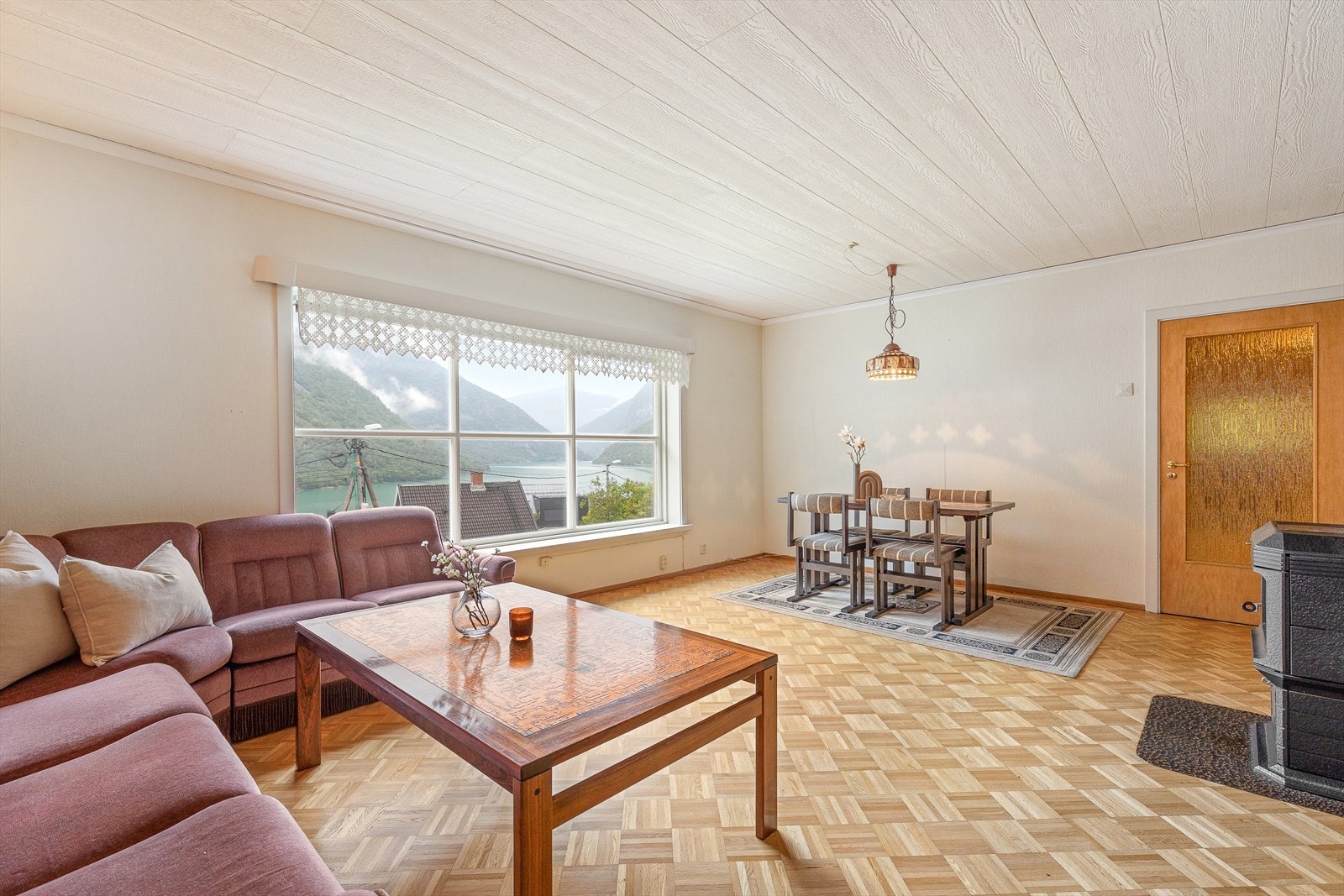 Koseleg stove med fleire møbleringsmoglegheiter, og seksjonar. Galleribilde