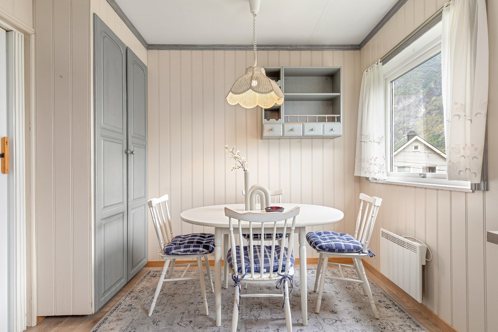 Kjøkkenet gir også plass til ei sittegruppe like ved. Galleribilde