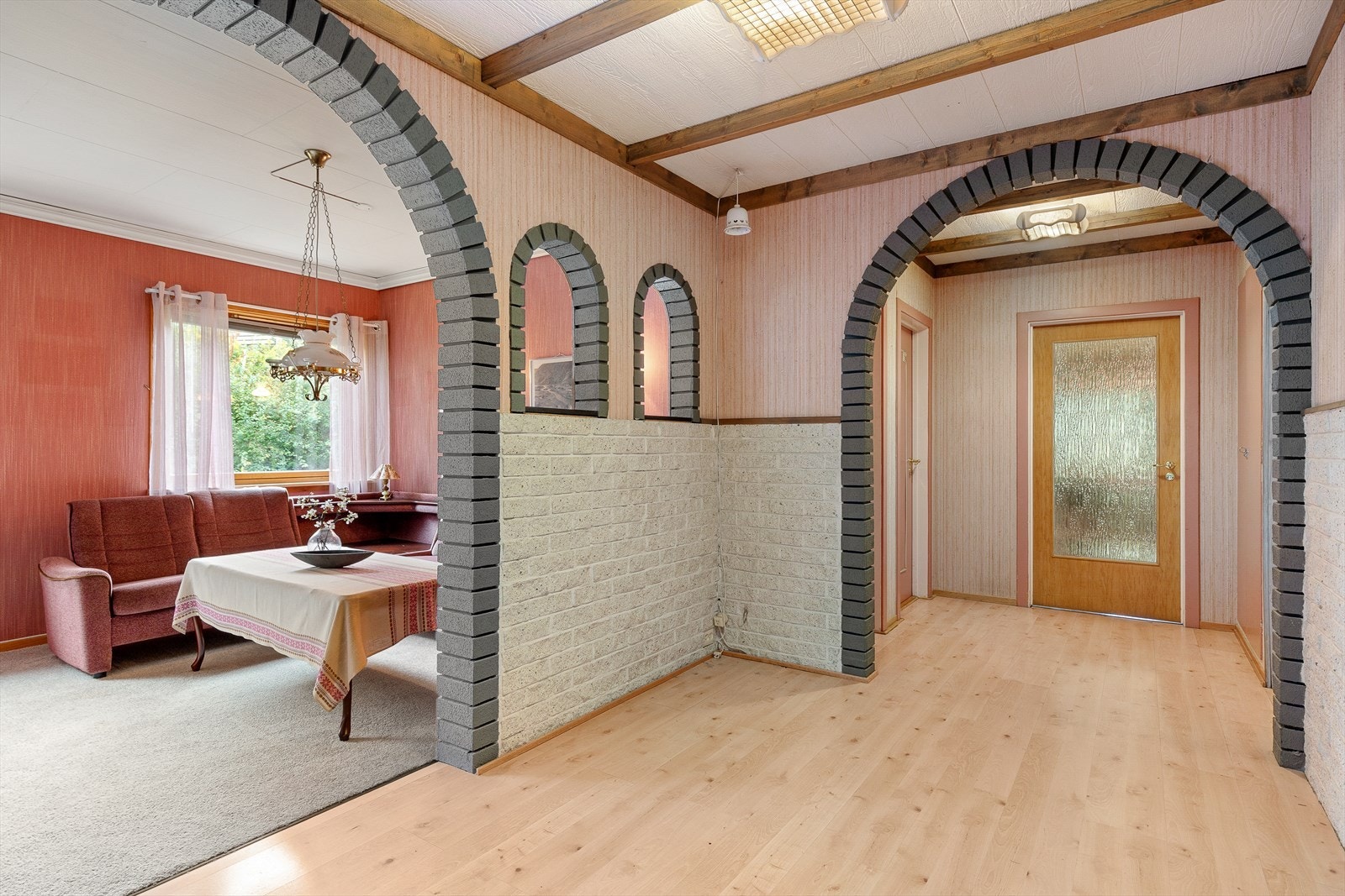 Det første som møter deg er ein mindre entre med moglegheit for å henge fra seg yttertøy og sko. Galleribilde