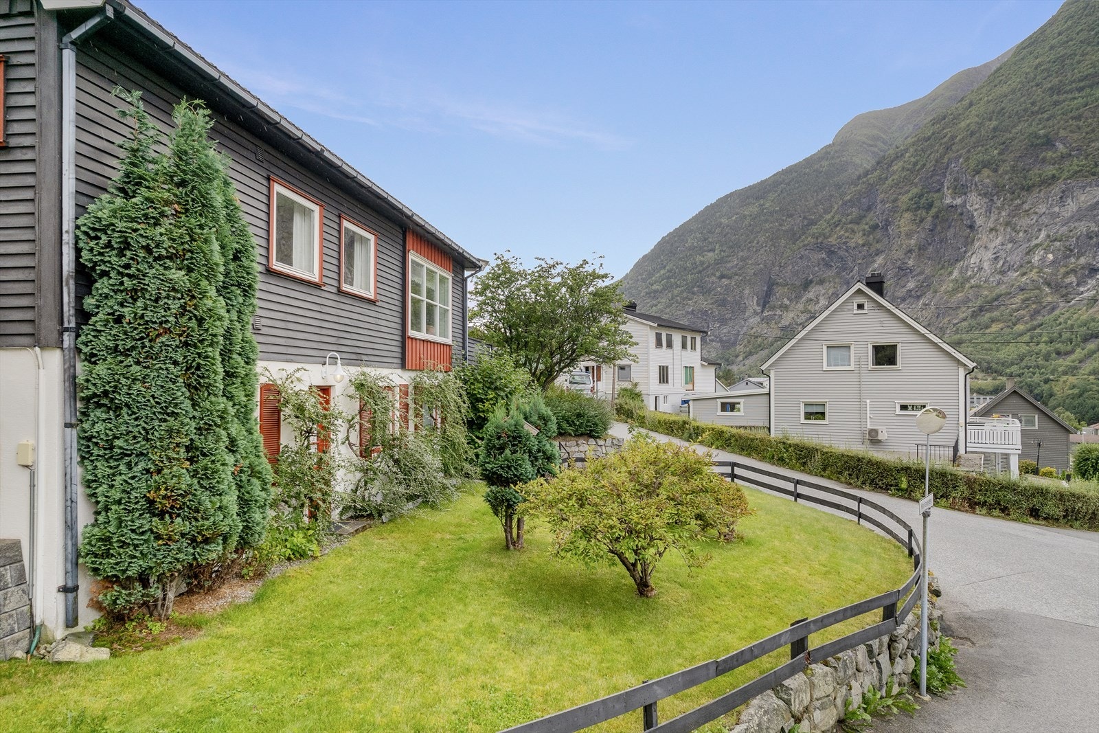 Fint opparbeida tomt med einebustad og tilhøyrande garasje. Galleribilde