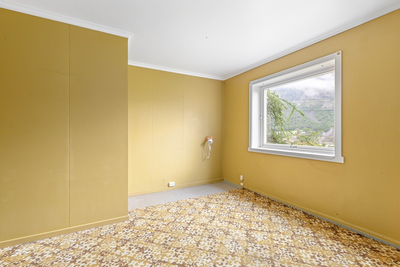 Soverom med plass til både seng og nattbord. Galleribilde