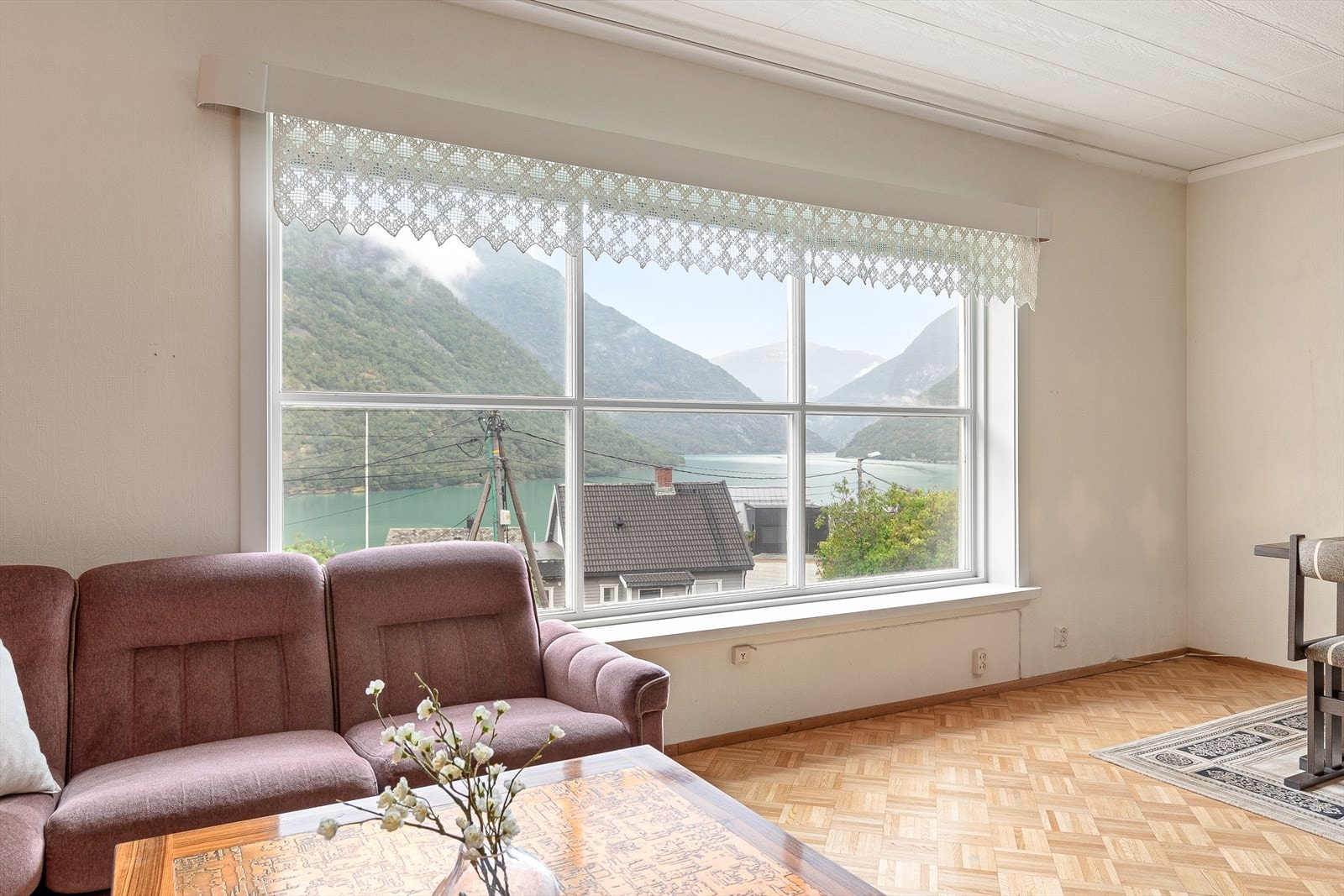 Stova har også store vindaugsflater som gir fin utsikt mot Årdalsvatnet.. Galleribilde