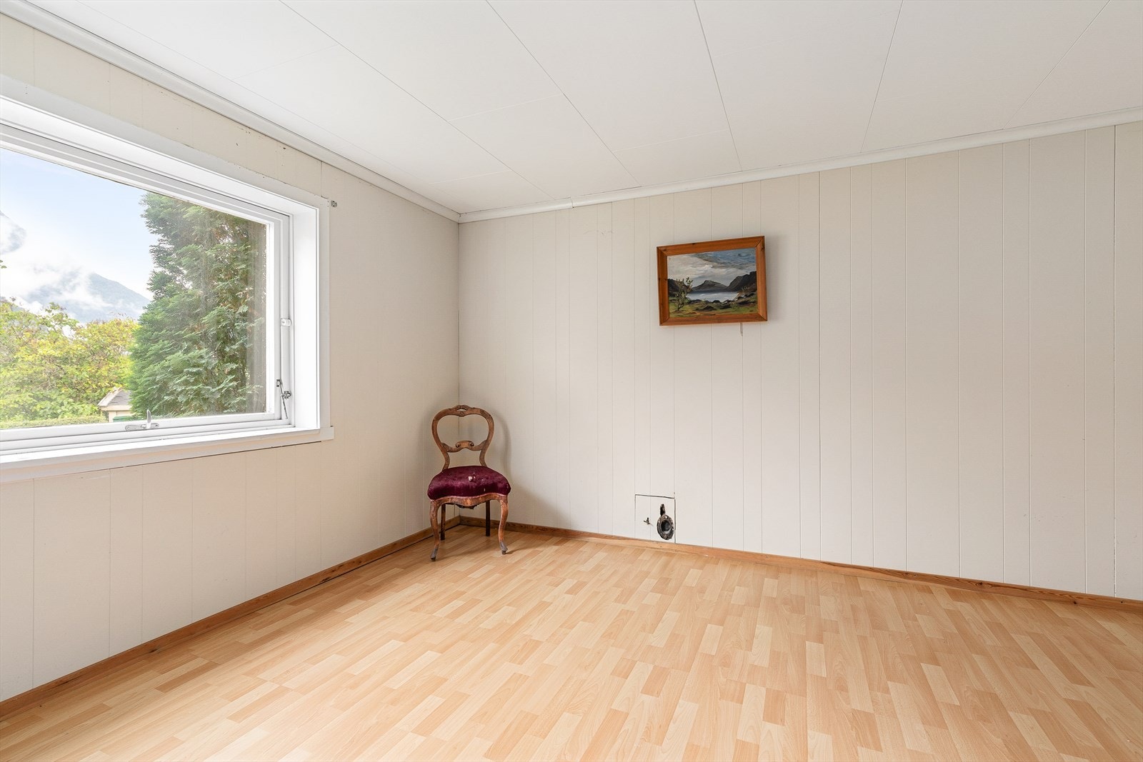 Soverom av god størrelse. Med på salet føl også nye vindauge til alle soverom i underetasjen, samt eit soverom oppe. Galleribilde