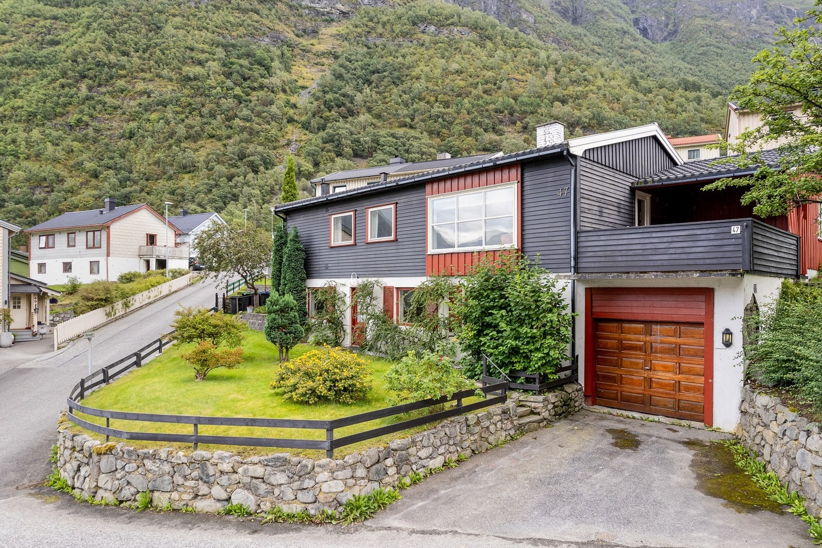 Tomta er fint opparbeida med grøntareal, og har fin platning med plass til både sitteplassar og blomar. Galleribilde