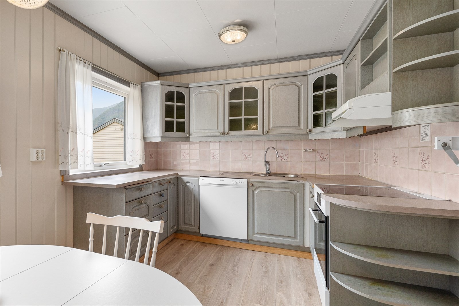 Kjøkken med profilerte frontar og fin utforming. Galleribilde