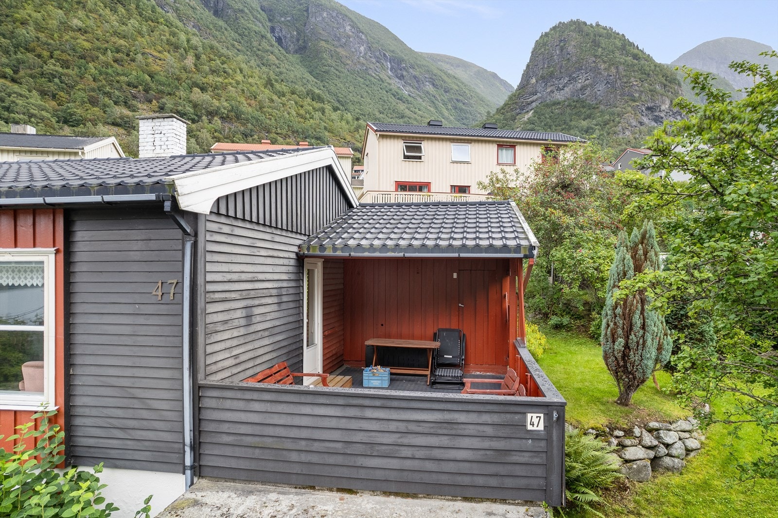 Her får ein plass til både sittegruppe og grill. Galleribilde