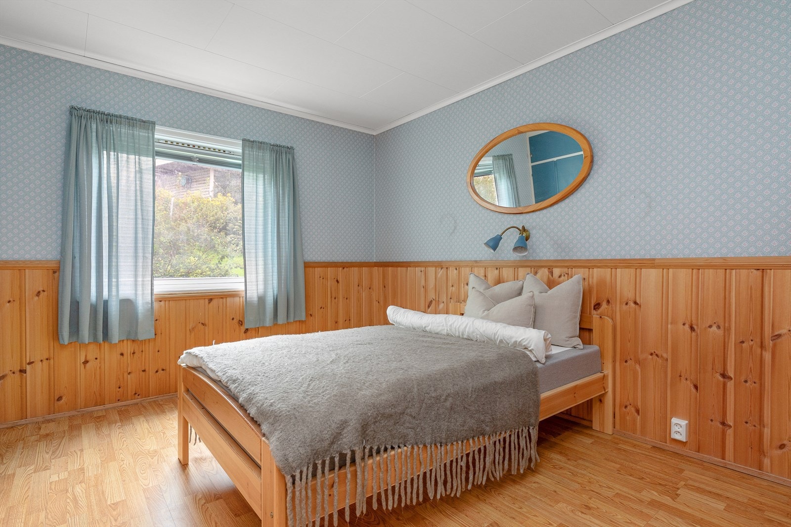 Soverom av god størrelse med plass til både seng, nattbord og garderobe. Galleribilde