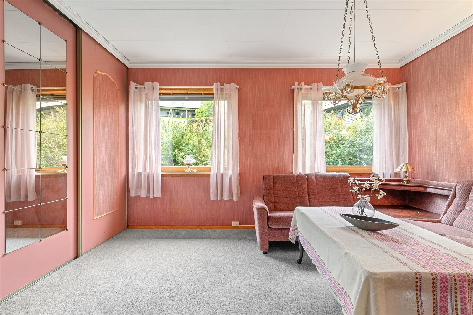 Bevegar me oss inn finn me eit soverom som er opna opp og nytta som ei ekstra tv-stove. Det er skyvedører til oppbevaring av det ein måtte ynskje. Galleribilde