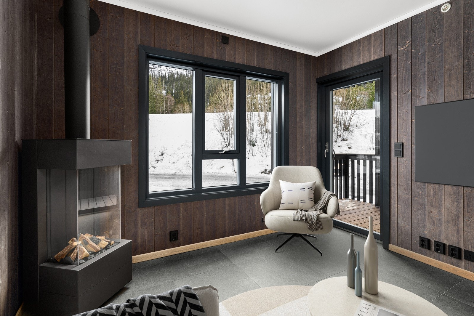 I det ene hjørnet av stuen er det en flott gasspeis og på motsatt side er det utgang til balkong. Bildet er stylet. Galleribilde