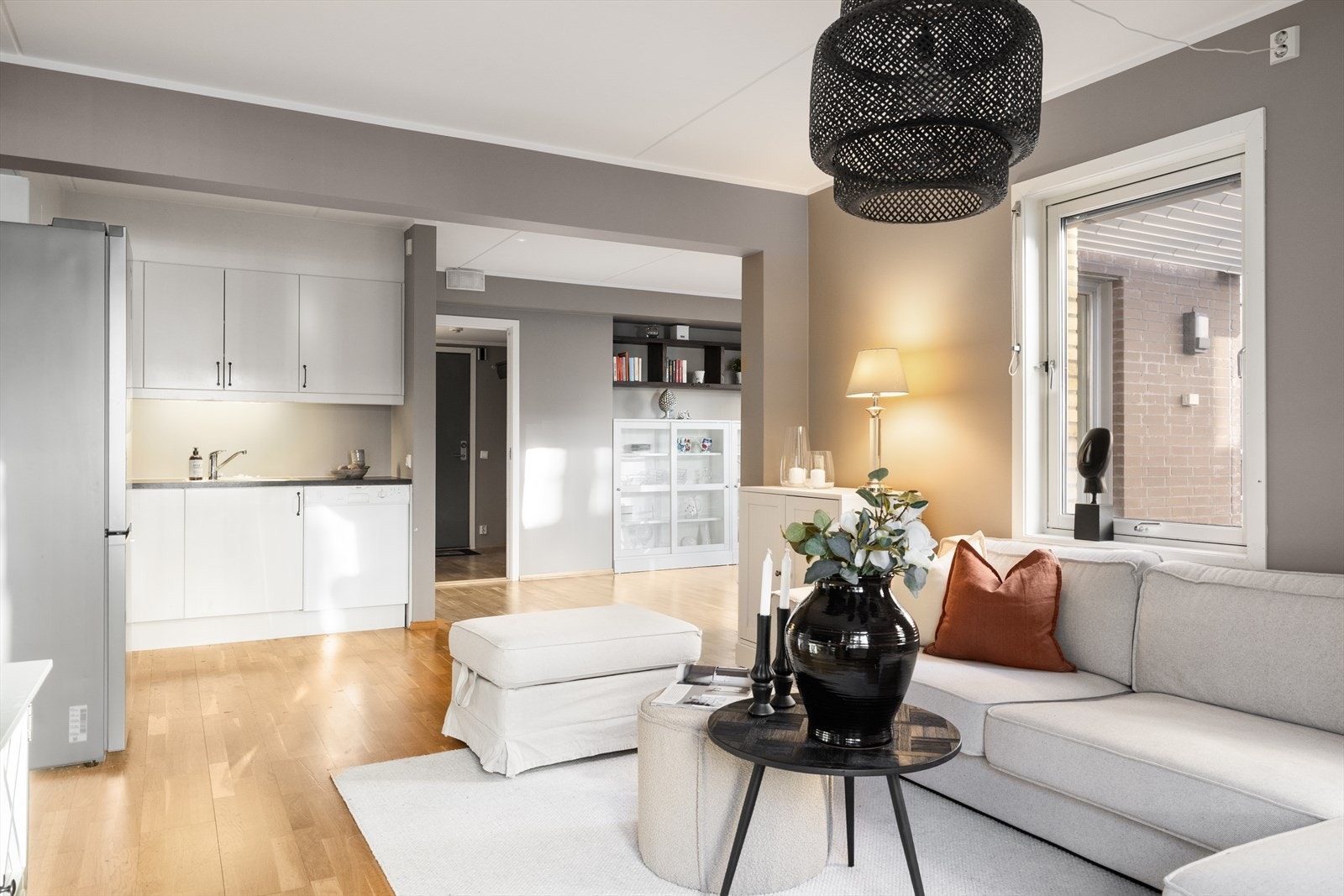 Store vindusflater som slipper inn mye naturlig lys. Galleribilde